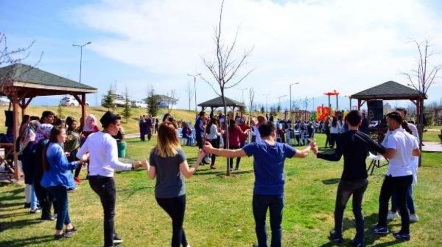 Ygs &Ouml;ncesi Halay &Ccedil;ekerek Stres Attılar