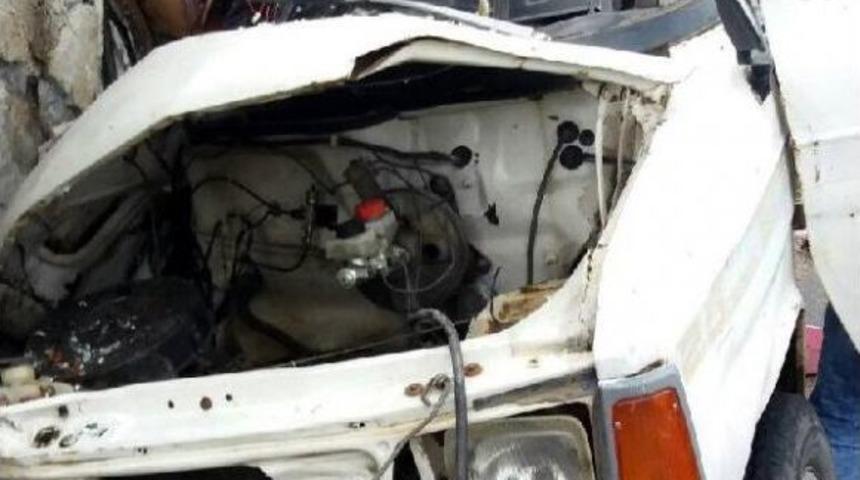 Kamyonet Istinat Duvarına &Ccedil;arptı: 2 &Ouml;l&uuml;