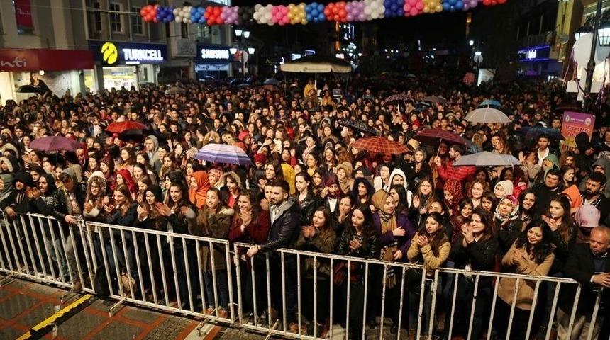 Saraçlar Caddesi’nde Kadınlar Gecesi Özel Konseri