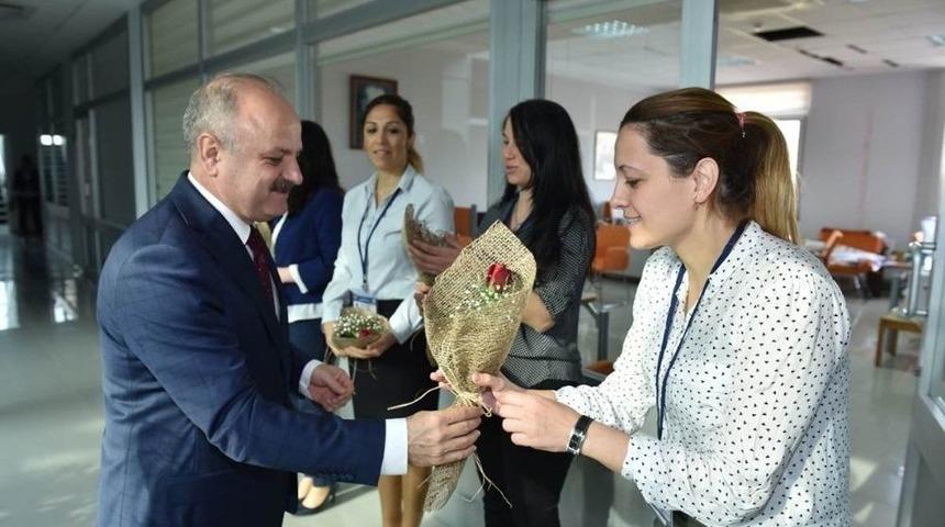 Vali &Ccedil;akacak&rsquo;tan Kadın &Ccedil;alışanlara G&uuml;l