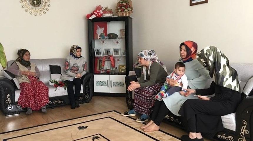 &Uuml;lk&uuml;c&uuml; Kadınlar Karanfil Dağıttı