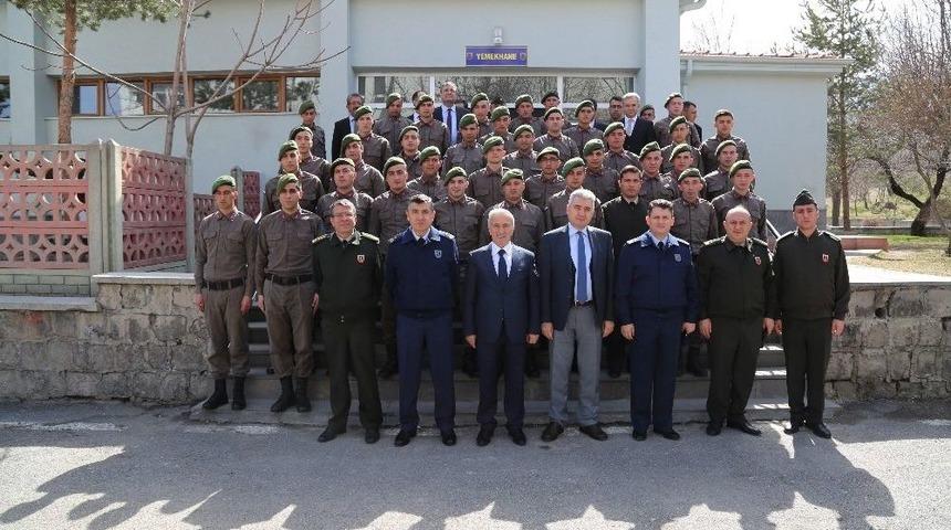 Vali Kam&ccedil;ı İl Jandarma Komutanlığını Ziyaret Etti