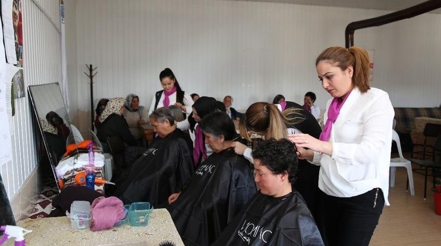 Kahvehaneyi Kuaf&ouml;re &Ccedil;evirdiler, Kadınlara &Uuml;cretsiz Sa&ccedil; Ve Cilt Bakımı Yaptılar