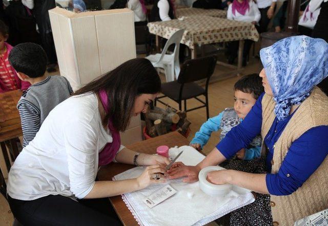 Kahvehaneyi Kuaföre Çevirdiler, Kadınlara Ücretsiz Saç Ve Cilt Bakımı Yaptılar