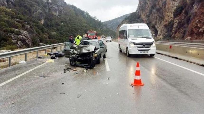 &nbsp;Otomobil Tır'a &Ccedil;arptı: 1 &Ouml;l&uuml;, 5 Yaralı