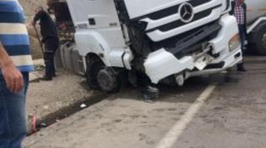 Tekeri Patlayan Tır Kayalıklara &Ccedil;arptı