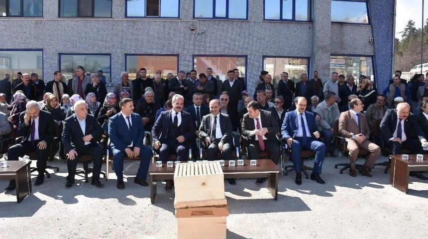 Karab&uuml;k&rsquo;te &Ccedil;ift&ccedil;ilere Fidanlar Ve Arısız Kovan