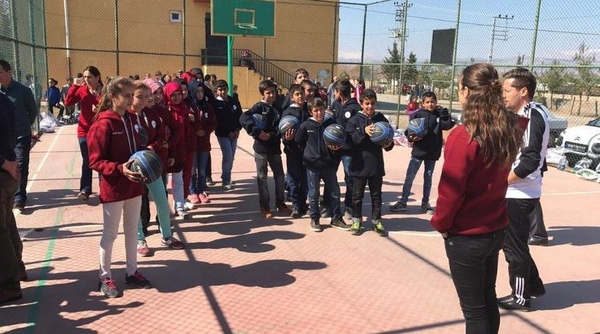 Milli Yıldız Tuğba Palazoğlu, Genç Basketbolcuların Yüzünü Güldürdü