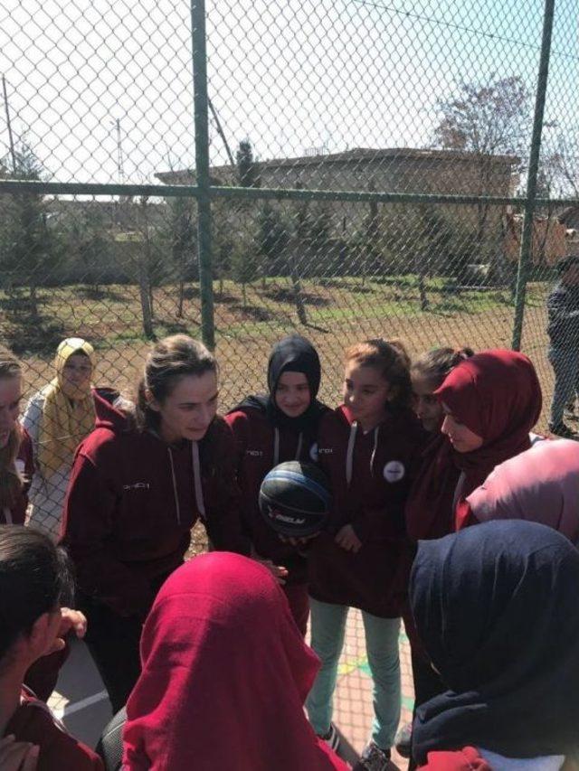 Milli Yıldız Tuğba Palazoğlu, Genç Basketbolcuların Yüzünü Güldürdü