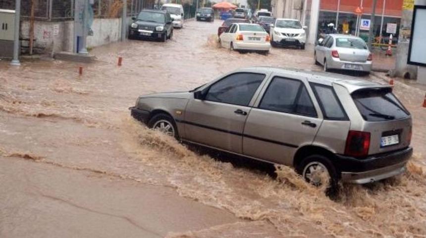 Bodrum'da Şiddetli Yağış Su Baskınlarına Neden Oldu