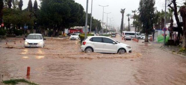 Bodrum'da Şiddetli Yağış Su Baskınlarına Neden Oldu