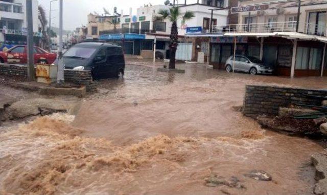 Bodrum'da Şiddetli Yağış Su Baskınlarına Neden Oldu