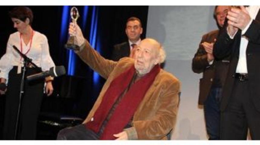 Ara G&uuml;ler Receives Honorary Award In Germany