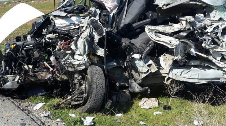 İpekyolu&rsquo;nda Trafik Kazası: 1 &Ouml;l&uuml;, 10 Yaralı