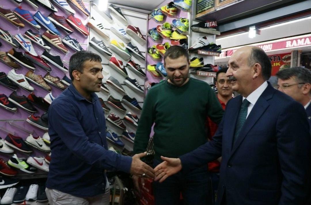 Bakan M&uuml;ezzinoğlu Mısır &Ccedil;arşısı Esnafını Ziyaret Etti
