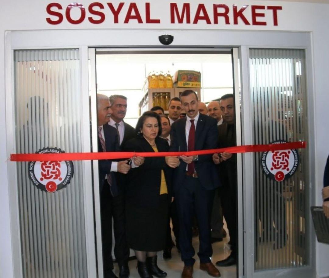 Edremit&rsquo;te Sosyal Market Ve Giyim Mağazası A&ccedil;ılışı
