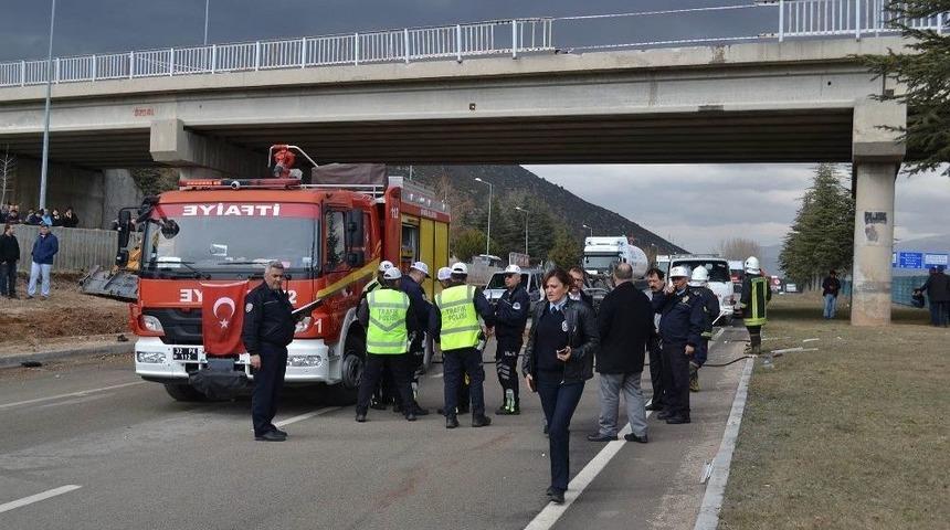 Kontrolden &Ccedil;ıkan Kamyonet Yayalara &Ccedil;arptı: 1 &Ouml;l&uuml;, 3 Yaralı