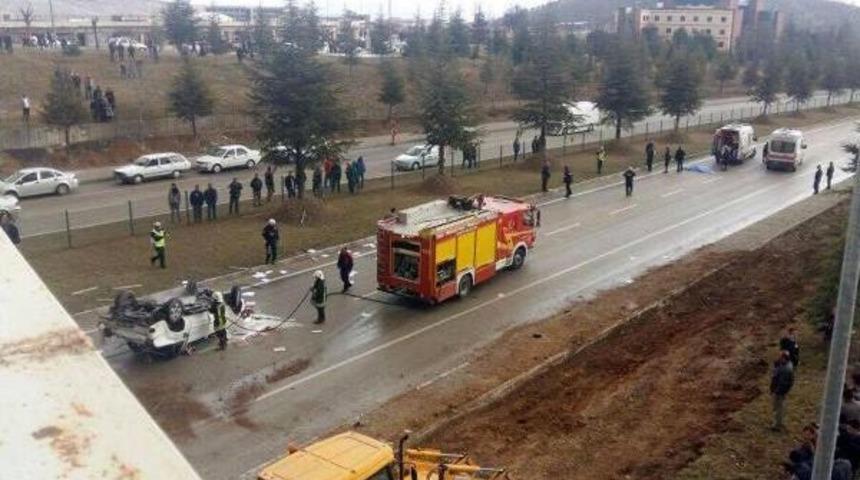 Viyad&uuml;kte Kamyonet &Ccedil;arptı, D&uuml;şt&uuml;ğ&uuml; Yolda Otomobil Ezdi