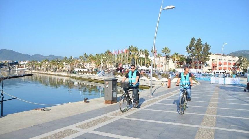 Arabadan İndiler Bisiklete Bindiler