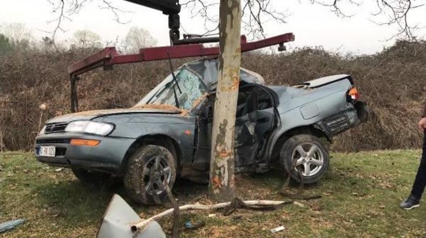 Ağaca &Ccedil;arpan Otomobil Ikiye Katlandı: 1 &Ouml;l&uuml;, 1 Yaralı