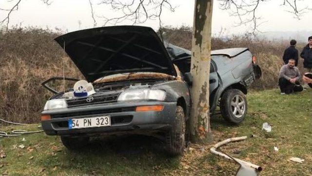 Ağaca Çarpan Otomobil Ikiye Katlandı: 1 Ölü, 1 Yaralı