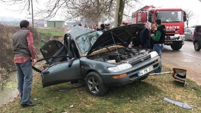 Ağaca Çarpan Otomobil Ikiye Katlandı: 1 Ölü, 1 Yaralı