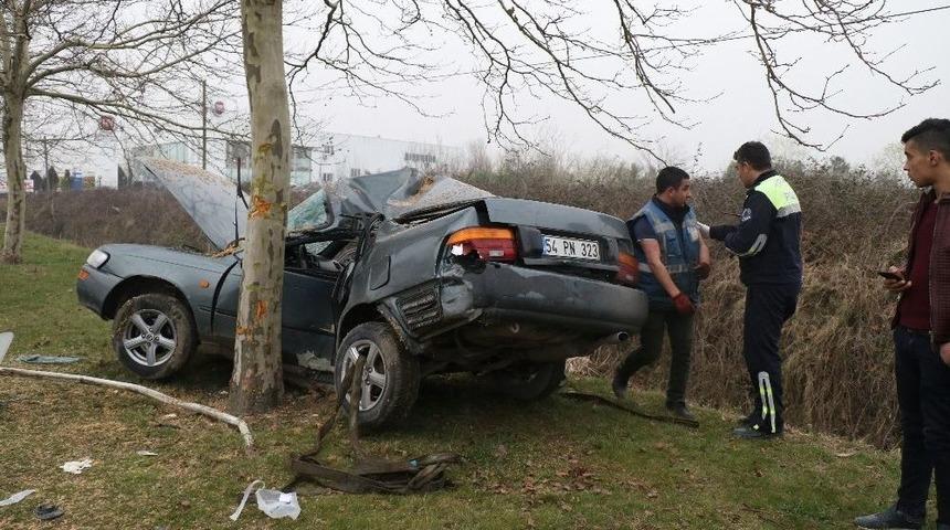 Otomobil Ağaca &Ccedil;arptı: 1 &Ouml;l&uuml;, 1 Yaralı