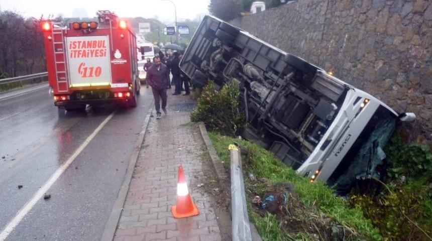 &Uuml;mraniye&rsquo;de &Ccedil;evik Kuvvet Polislerini Taşıyan Otob&uuml;s Devrildi: 5 Yaralı