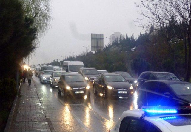 Ümraniye’de Çevik Kuvvet Polislerini Taşıyan Otobüs Devrildi: 5 Yaralı