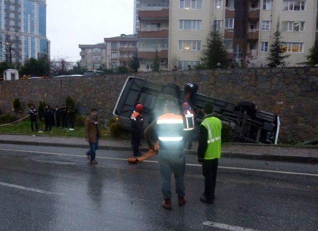 Ümraniye’de Çevik Kuvvet Polislerini Taşıyan Otobüs Devrildi: 5 Yaralı