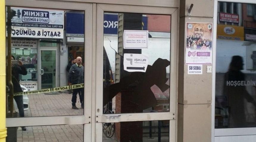 Başkana Kızdı, Makamına Kurşun Yağdırdı