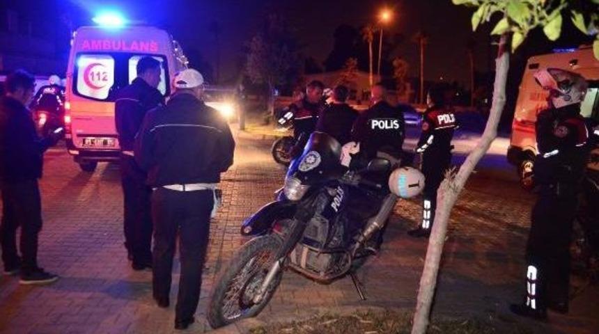 Ş&uuml;pheli Aracın S&uuml;r&uuml;c&uuml;s&uuml;, Yunus Ekibinin &Ouml;n&uuml;ne Kırdı; 2 Polis Yaralandı