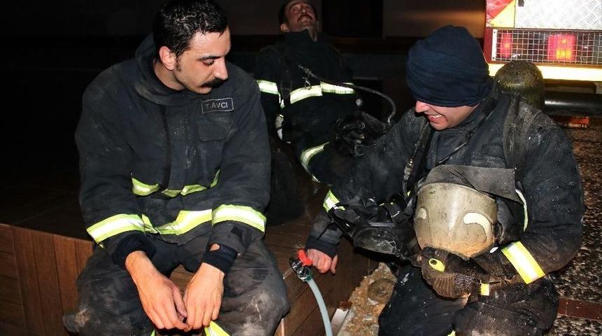 Bursa&rsquo;da 11. Katta &Ccedil;ıkan Yangın B&uuml;y&uuml;meden S&ouml;nd&uuml;r&uuml;ld&uuml;