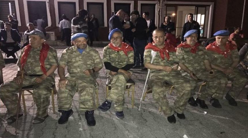 &Ccedil;anakkale&rsquo;ye Gidecek Olan Yaşlılar İle &Ccedil;ocuklara Kına Gecesi