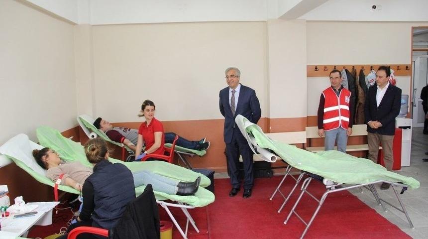 &Uuml;niversitelilerden Kan Bağışı