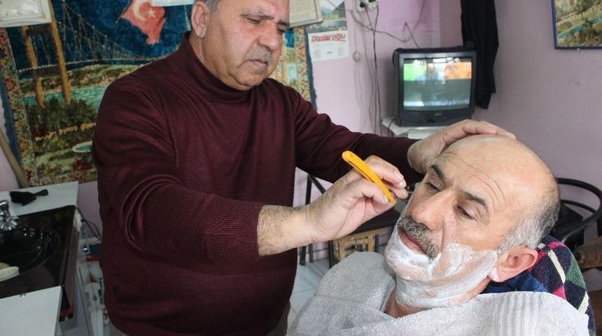 45 Yılda 200 Bin Kişiyi Tıraş Etti