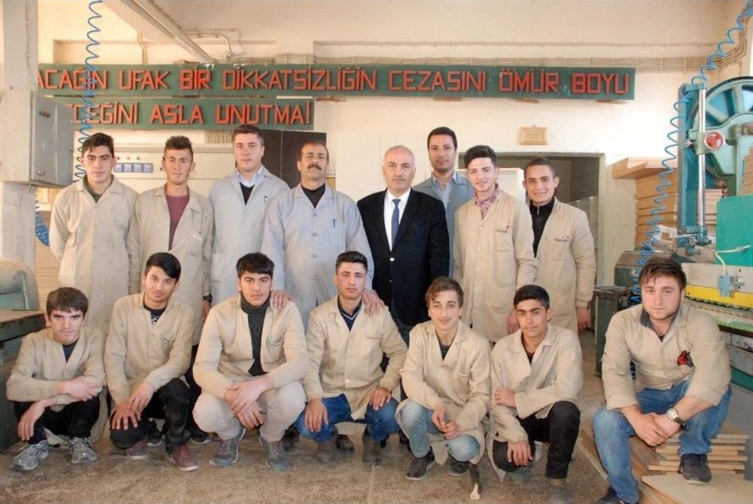 Bitlis&rsquo;te Fabrika Gibi Lise