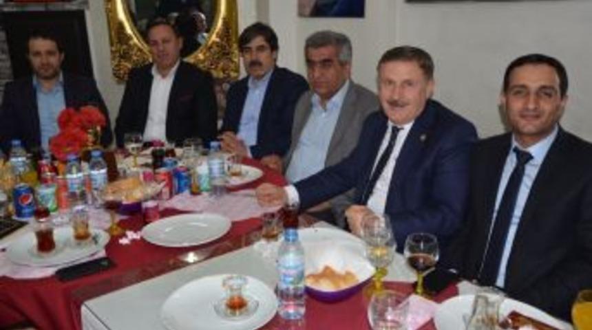 Ak Parti’li Eski Başkanlar Yemekte Bir Araya Geldi
