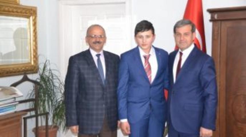 Başkan S&uuml;leyman &Ouml;zkan&rsquo;dan Hafız Ercan Coşgun&rsquo;a &Ouml;d&uuml;l