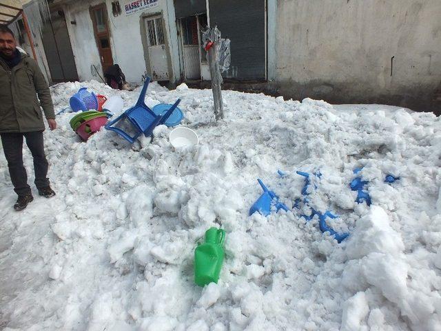 Çatıdan Düşen Kar Kütlesi Maddi Zarara Yol Açtı