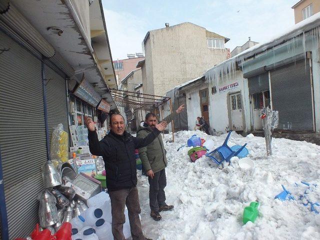 Çatıdan Düşen Kar Kütlesi Maddi Zarara Yol Açtı