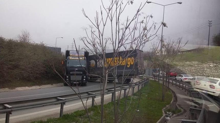 Bursa’da Tır Kazası Trafiği Kilitledi