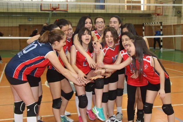 Voleybolda Okulların Şampiyonu Kadriye Moroğlu Anadolu Lisesi Oldu