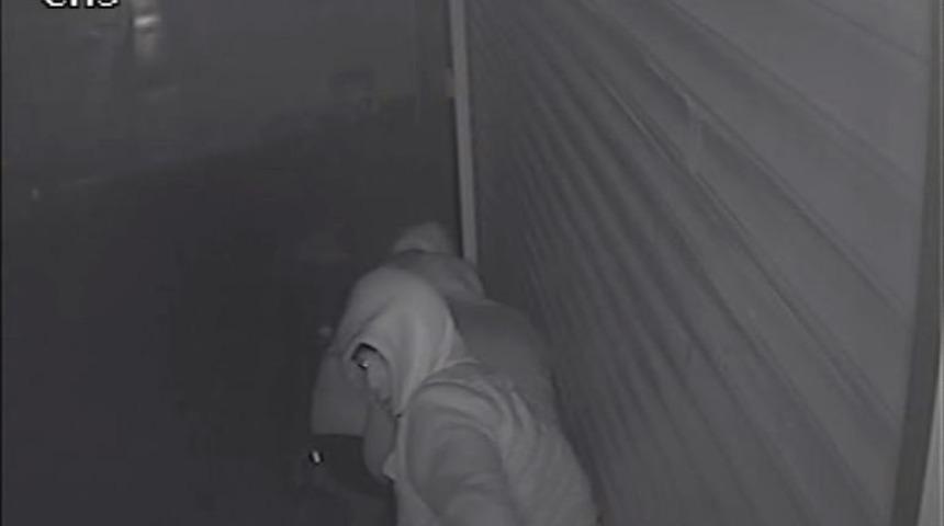 (&ouml;zel Haber) Kepengin Altına Tabure Sıkıştırarak Hırsızlık Yaptıklar