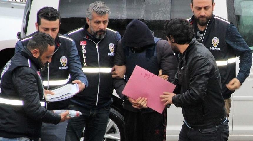 &Ouml;nce Boğazını Kesmiş Sonra Kalbinden Bı&ccedil;aklamış