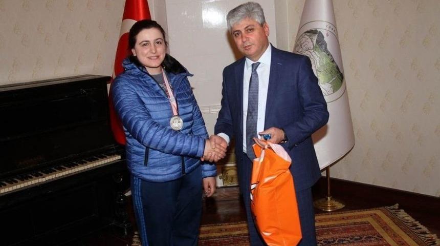 Vali Rahmi Doğan, Başarılı Sporcuları &Ouml;d&uuml;llendirdi