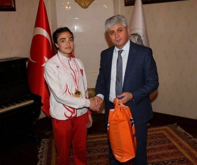 Vali Rahmi Doğan, Başarılı Sporcuları Ödüllendirdi