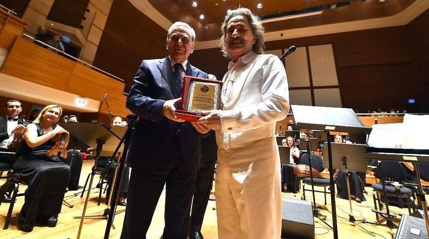 Usta Sanat&ccedil;ı Timur Sel&ccedil;uk&rsquo;a 50. Yıl Plaketi