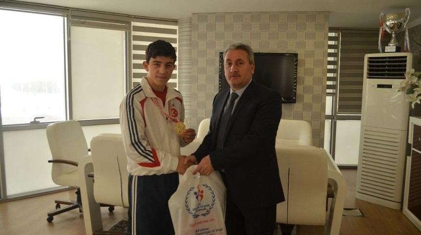 Şampiyon Korkmaz&rsquo;dan, Gen&ccedil;lik Hizmetleri Ve Spor İl M&uuml;d&uuml;rl&uuml;ğ&uuml;&rsquo;ne Ziyaret