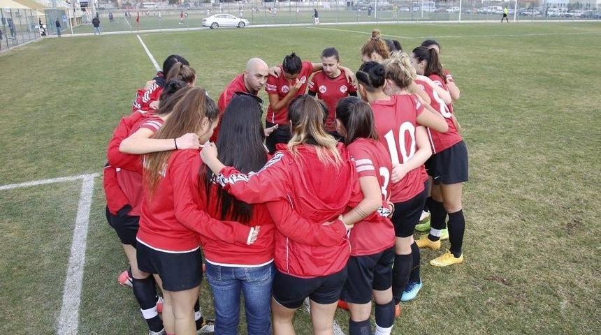 D&ouml;şemealtı Kadın Futbol Takımı&rsquo;ndan Fair-play &Ouml;rneği